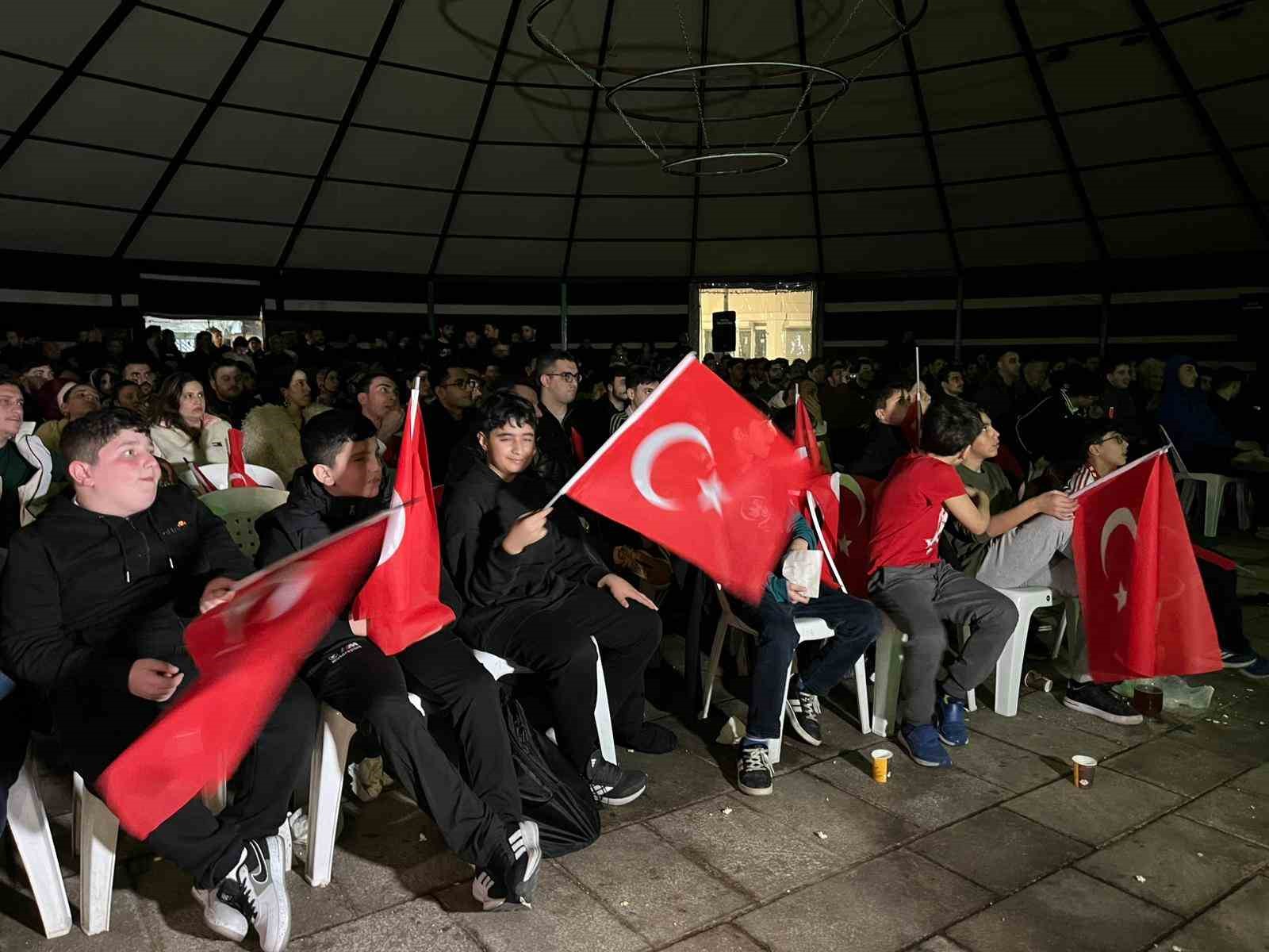 Fatih’te, A Milli Takım’ın Kosova galibiyeti coşkuyla kutlandı
