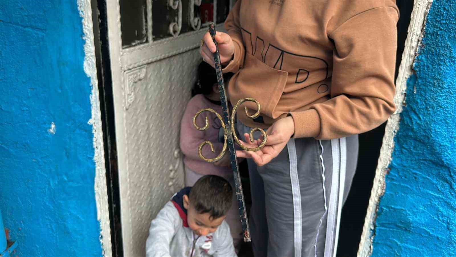 Fatih’te bina çökmesinde patlamanın etkisiyle demir parçaları evlere isabet etti
Fatih’te bina çökmesinde patlamanın etkisiyle demir parçaları evlere isabet etti