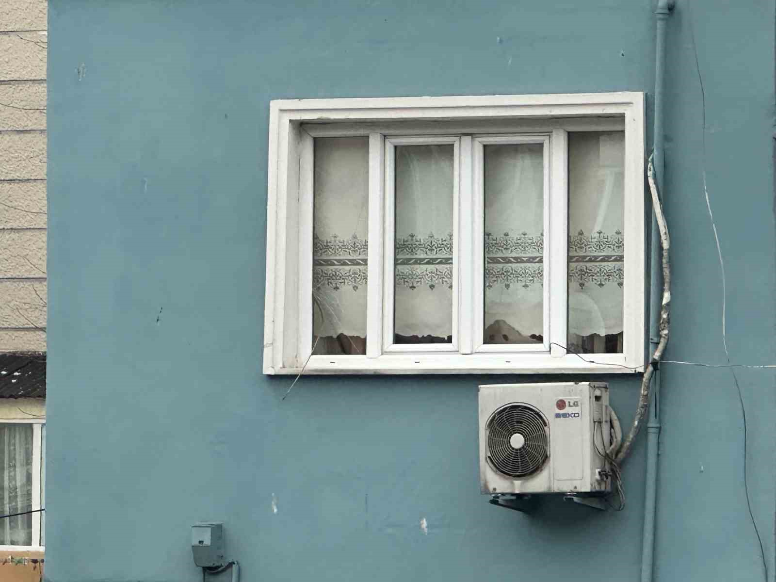 Fatih’te bina çökmesinde patlamanın etkisiyle demir parçaları evlere isabet etti
Fatih’te bina çökmesinde patlamanın etkisiyle demir parçaları evlere isabet etti