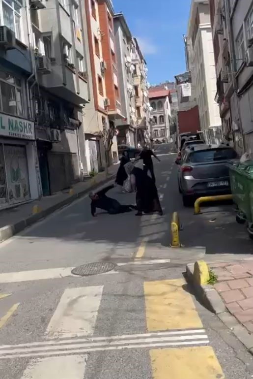 Fatih’te boşanma aşamasındaki çiftin aileleri arasında tartışma: 2 yaralı
