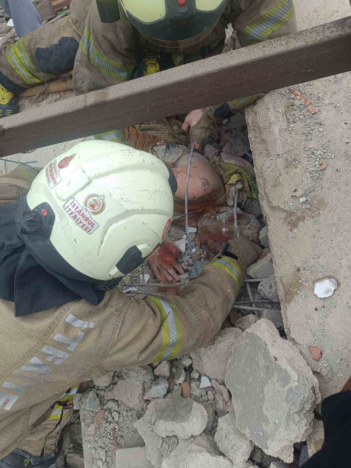Fatih’te çöken binada enkaz altında kalanların kurtarılma anı kamerada
