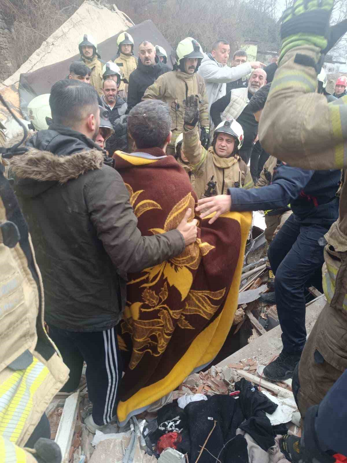 Fatih’te çöken binada enkaz altında kalanların kurtarılma anı kamerada
