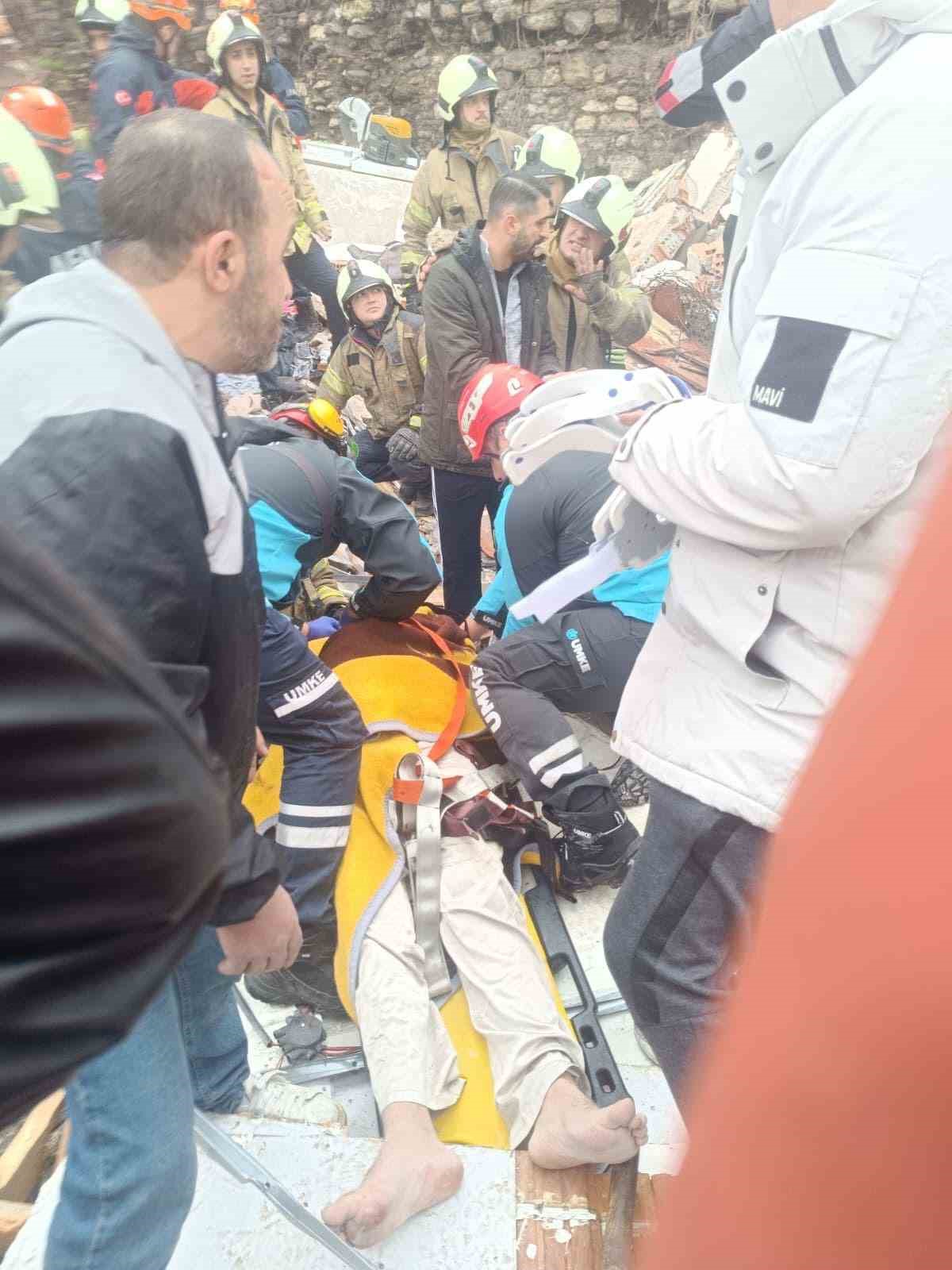 Fatih’te çöken binada enkaz altında kalanların kurtarılma anı kamerada
