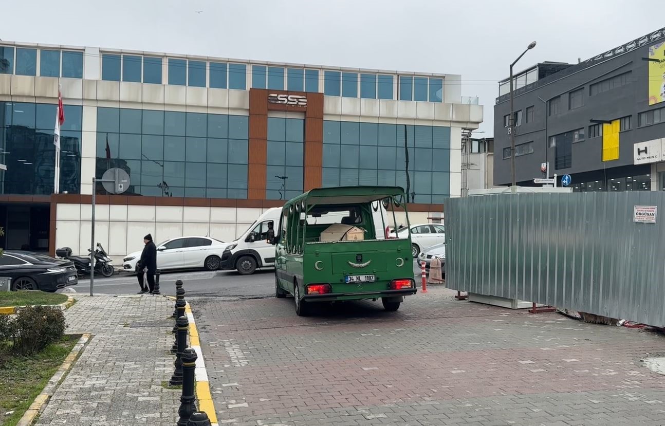 Fatih’te çöken binada hayatını kaybeden yaşlı kadının cenazesi Adli Tıp Kurumundan alındı
