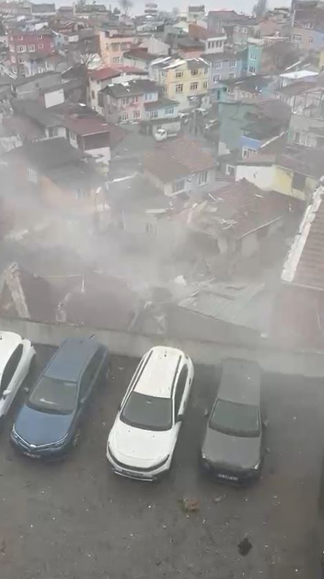 Fatih’te çöken binadan dumanların yükseldiği anlar kameraya yansıdı
