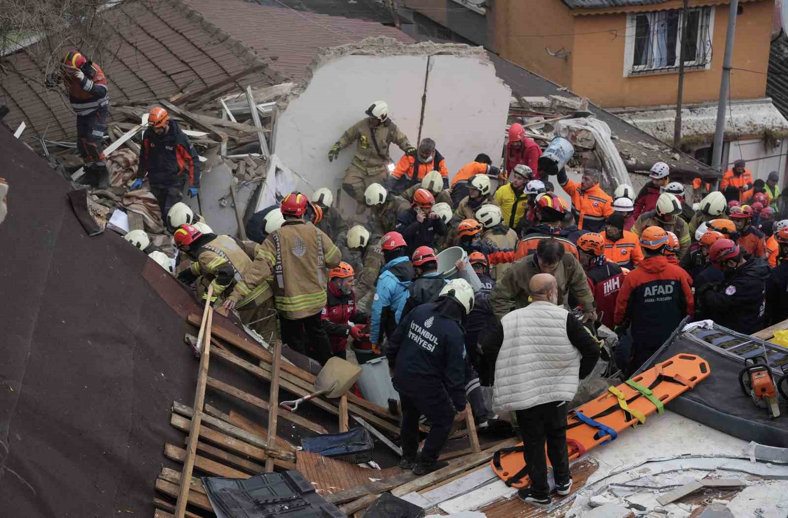 Fatih’te çöken binalarda enkaz altında kalanları kurtarılma çalışması devam ediyor
