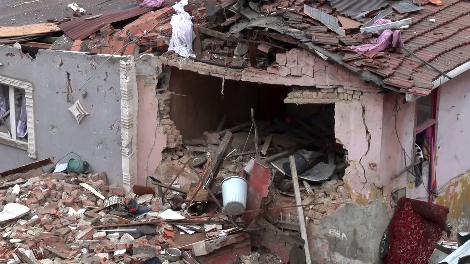 Fatih’te çöken binaların ardından çevrede hasar tespit çalışması başlatıldı
