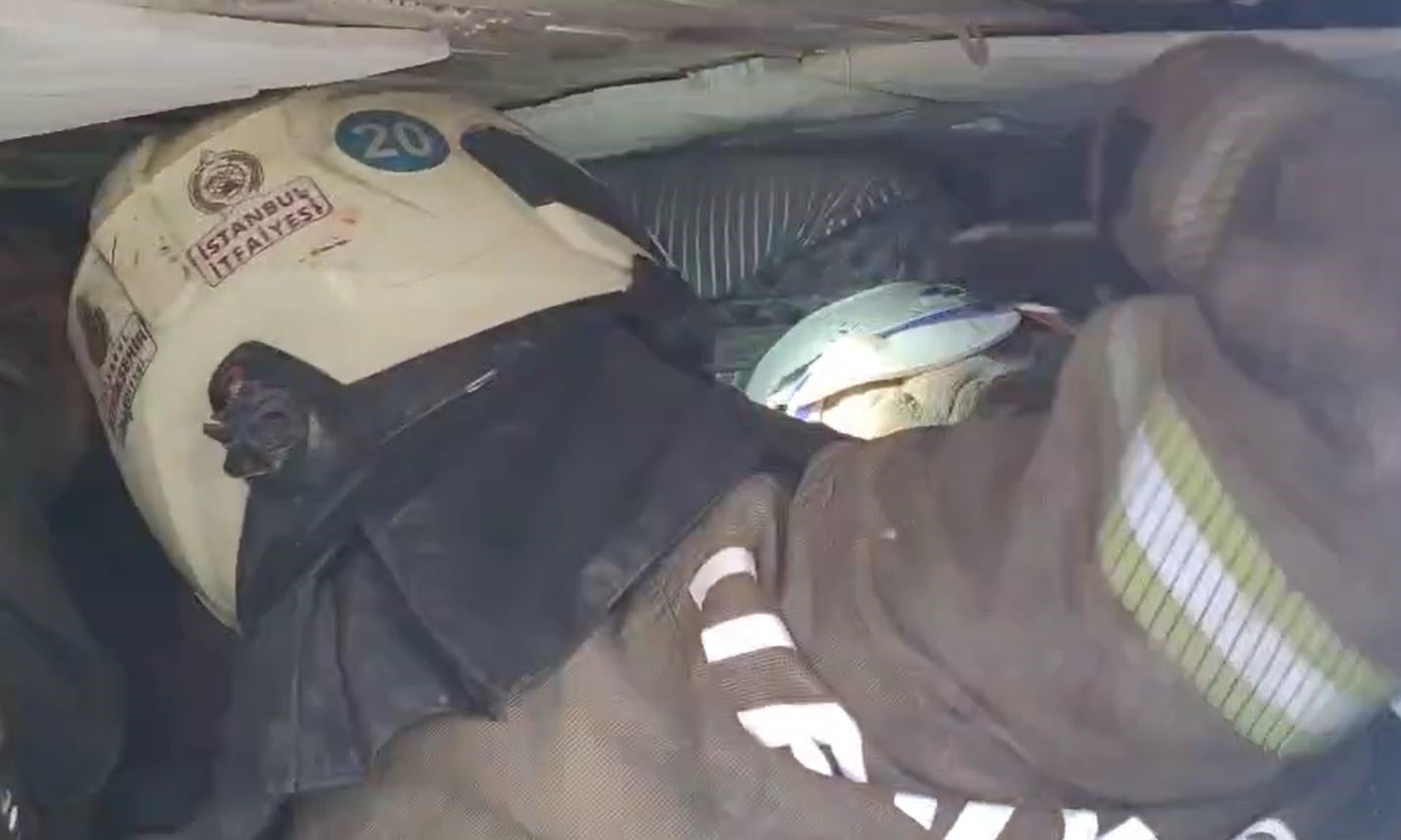 Fatih’te çöken binanın altında kalanların çıkarılma anı kamerada
