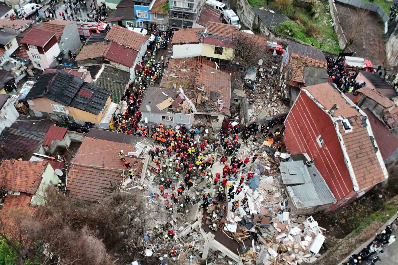 Fatih’te enkaz altında kalan 1 kişi daha kurtarıldı
