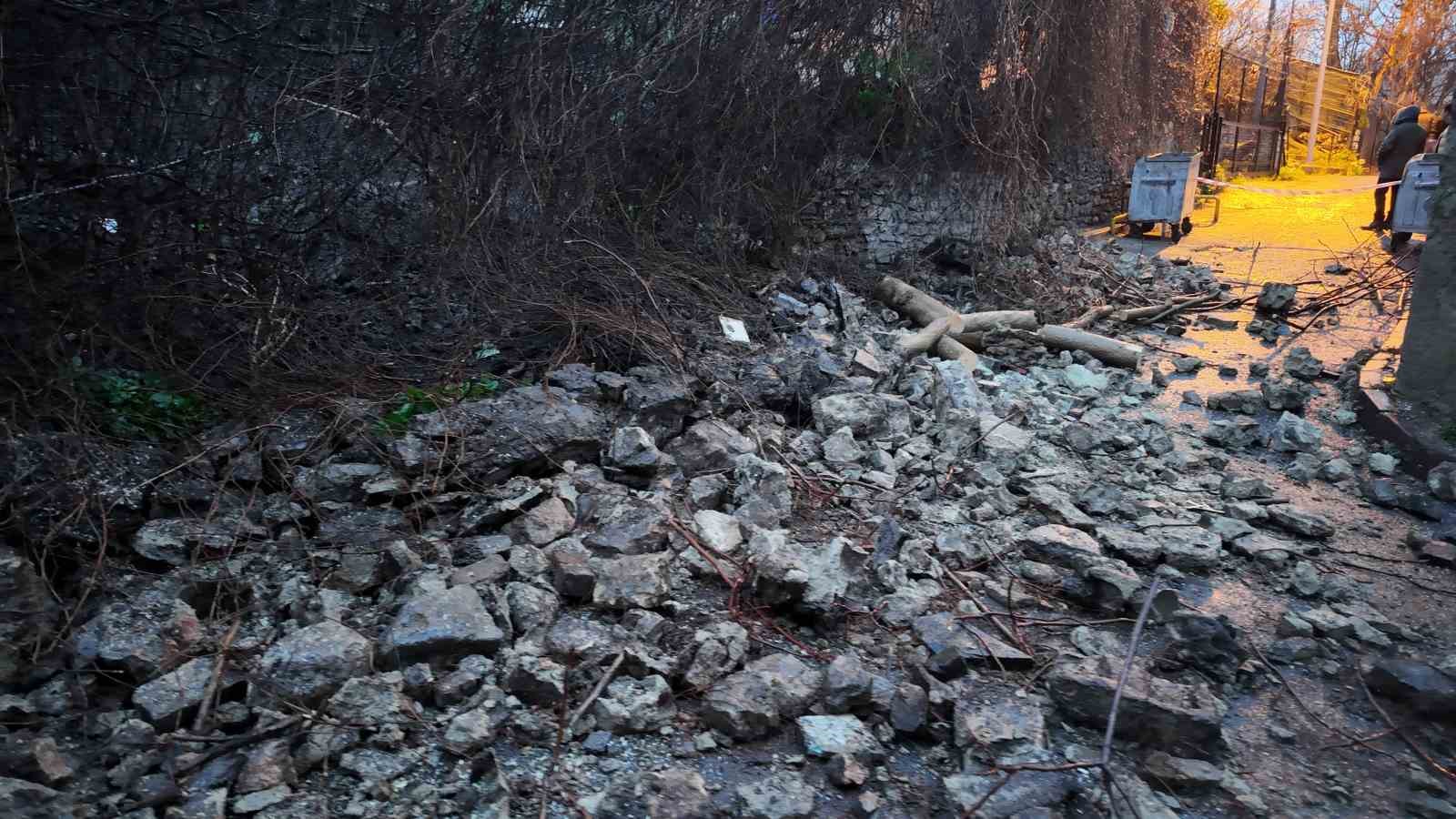 Fatih’te istinat duvarı çöktü
