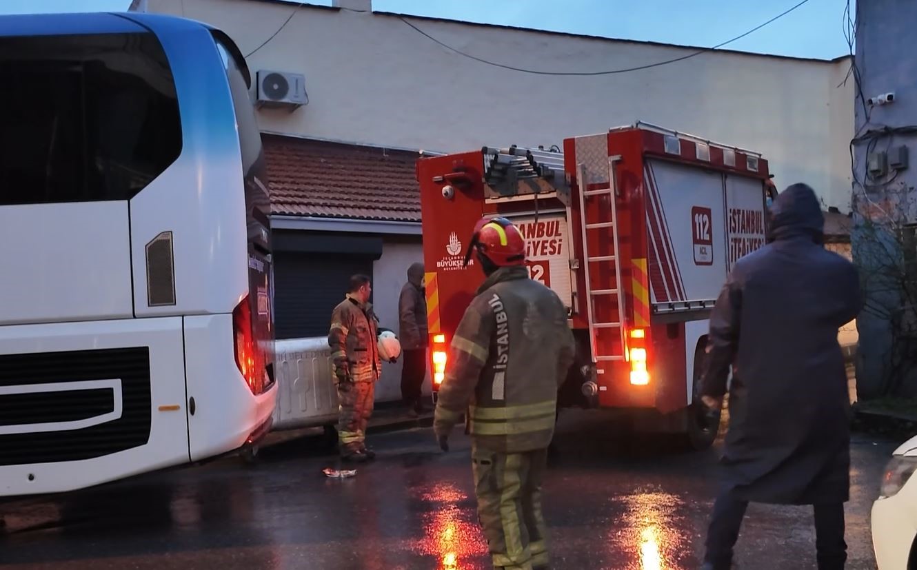 Fatih’te istinat duvarı çöktü
