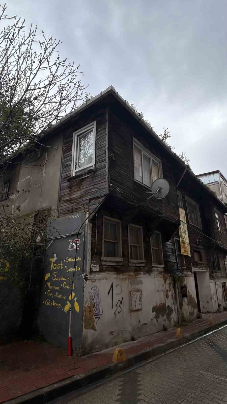 Fatih’te izinsiz kazı yapılan ev görüntülendi
