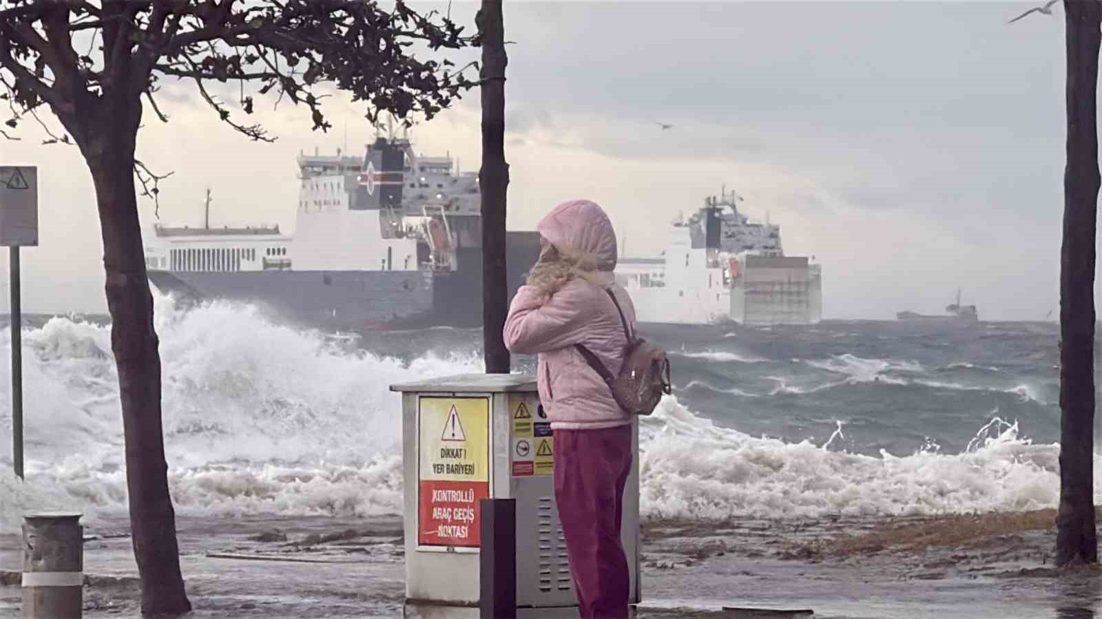 Fatih’te lodos nedeniyle adeta denizle kara birleşti
