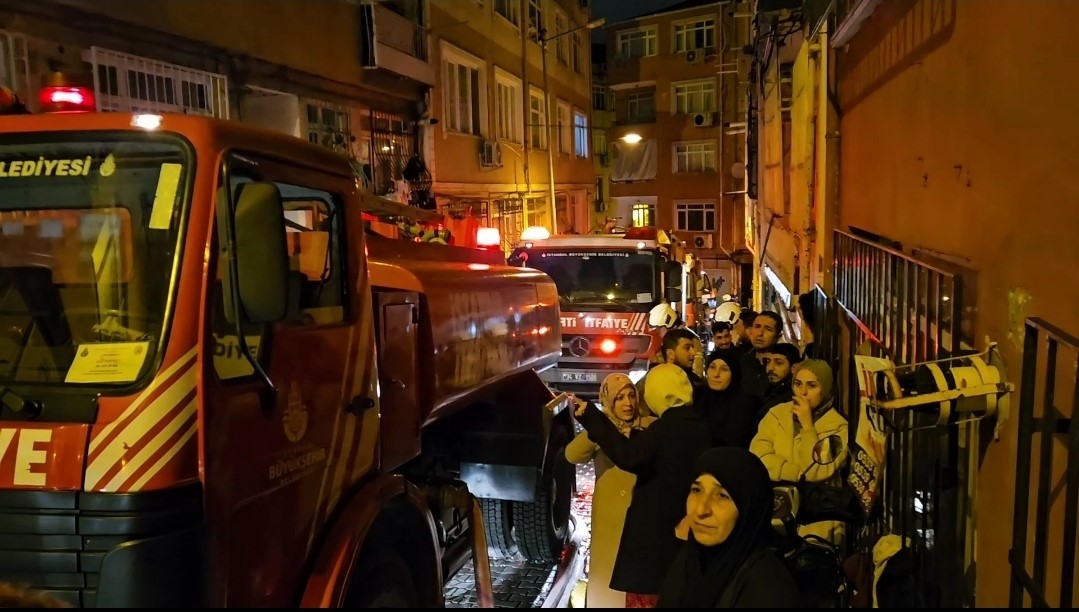 Fatih’te metruk binada çıkan yangın yanındaki ahşap binaya sıçradı: Bir kedi kurtarıldı
