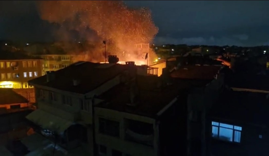 Fatih’te metruk binada çıkan yangın yanındaki ahşap binaya sıçradı: Bir kedi kurtarıldı
