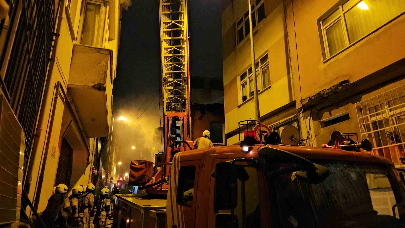 Fatih’te metruk binada çıkan yangın yanındaki ahşap binaya sıçradı: Bir kedi kurtarıldı
