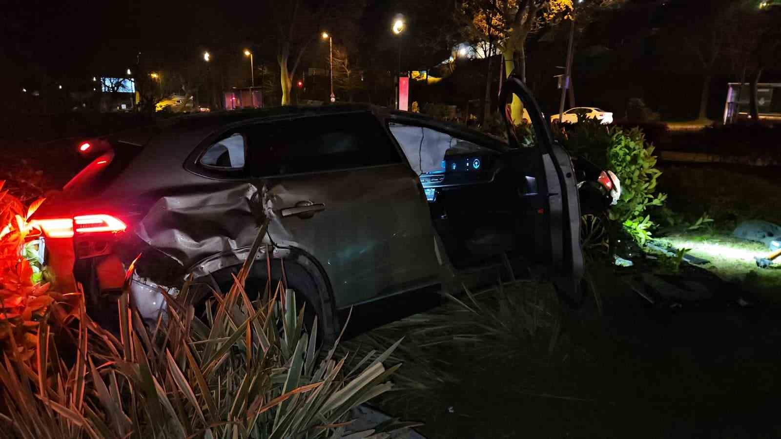 Fatih’te yoldan çıkan otomobil taklalar atarak parka savruldu: 1 yaralı
