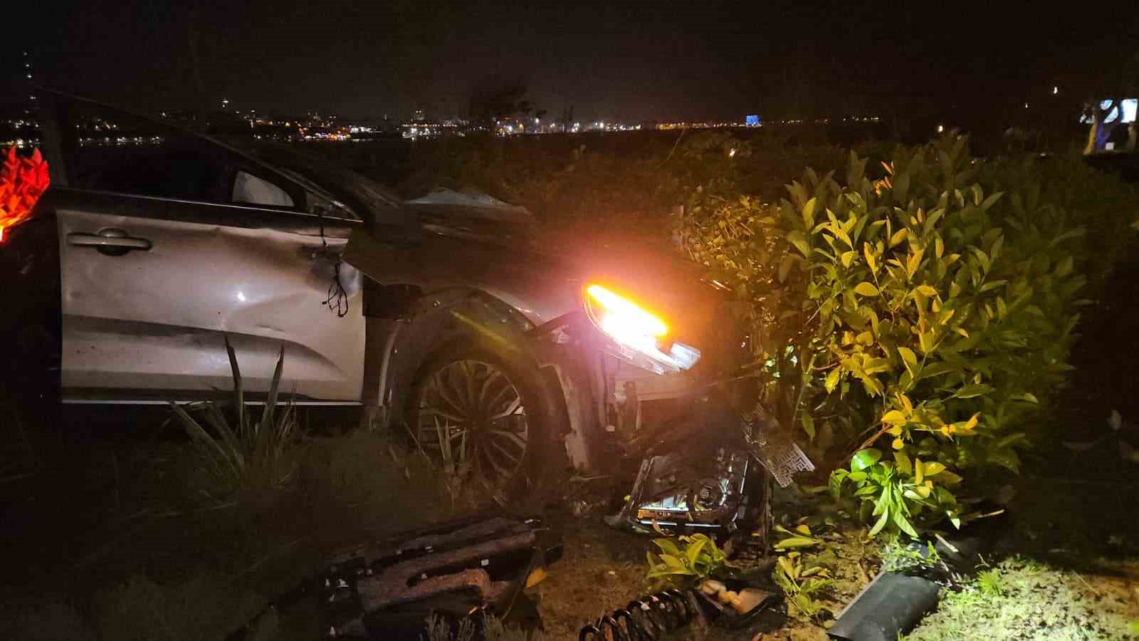 Fatih’te yoldan çıkan otomobil taklalar atarak parka savruldu: 1 yaralı
