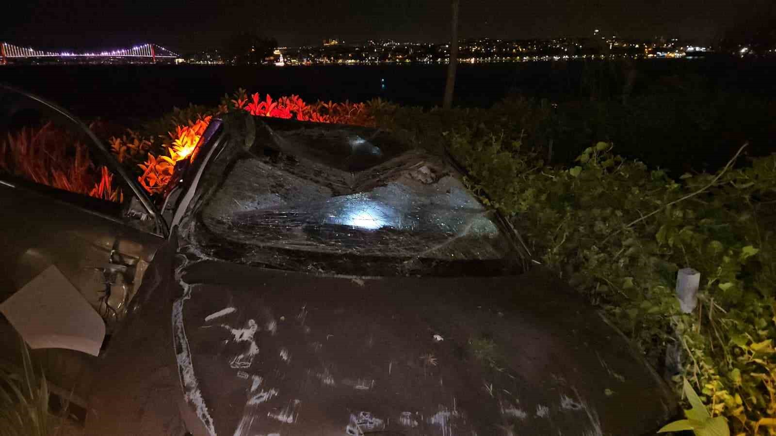 Fatih’te yoldan çıkan otomobil taklalar atarak parka savruldu: 1 yaralı
