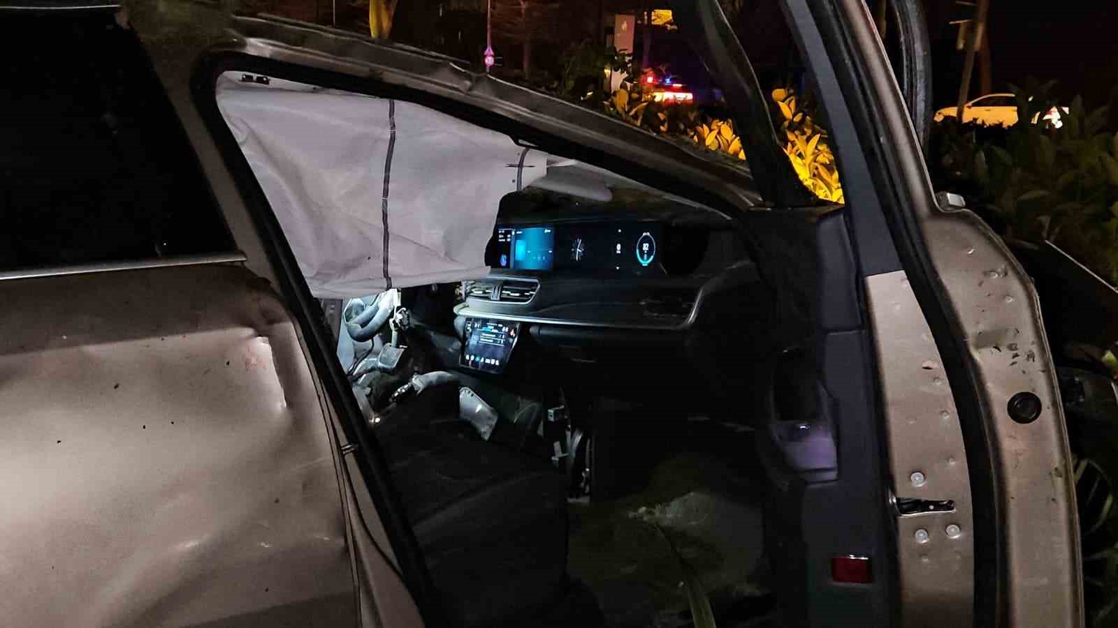 Fatih’te yoldan çıkan otomobil taklalar atarak parka savruldu: 1 yaralı
