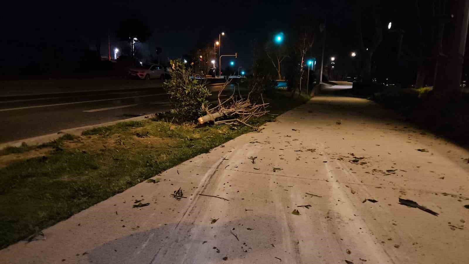 Fatih’te yoldan çıkan otomobil taklalar atarak parka savruldu: 1 yaralı
