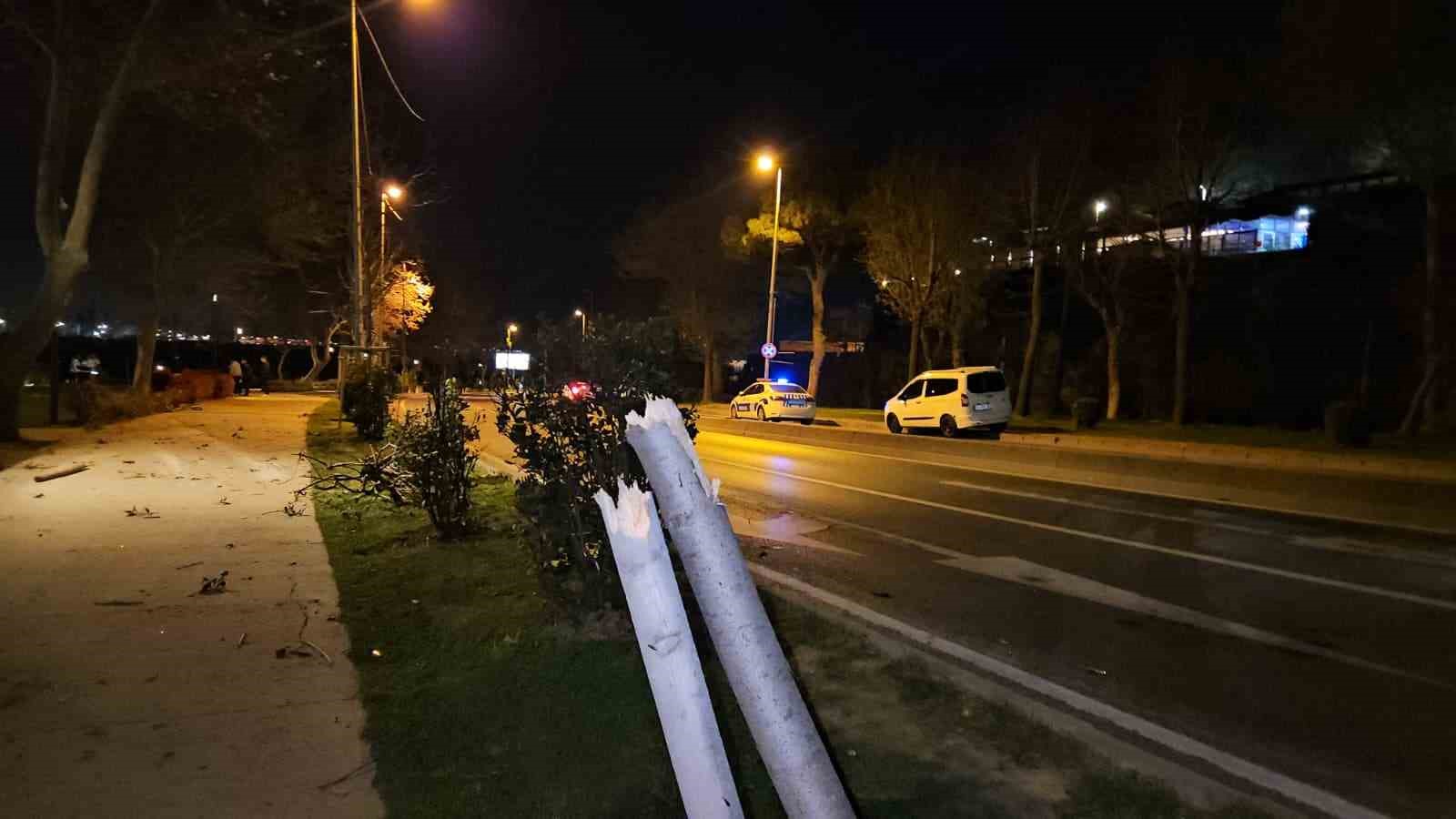 Fatih’te yoldan çıkan otomobil taklalar atarak parka savruldu: 1 yaralı
