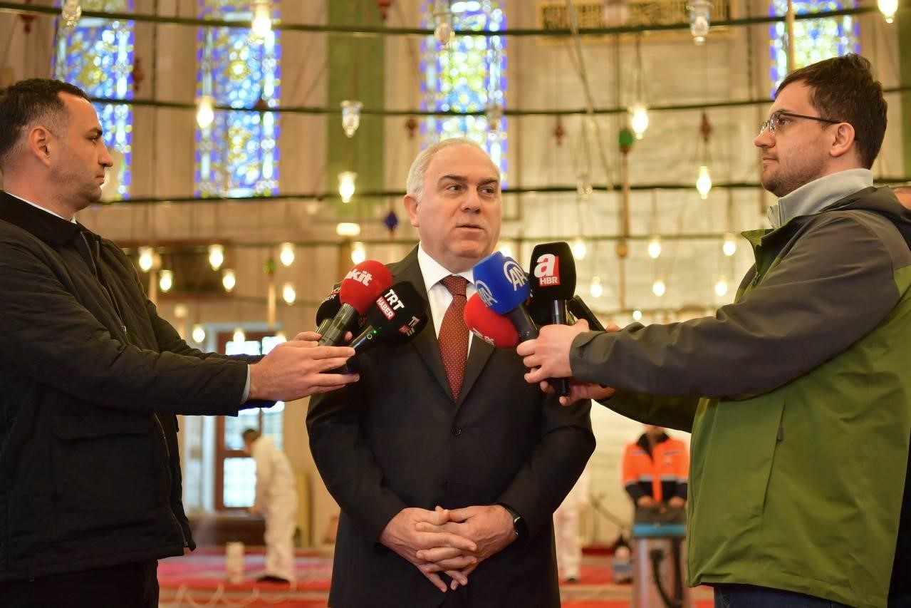 Fatih’teki camiler Ramazan öncesi gül suyuyla yıkandı
