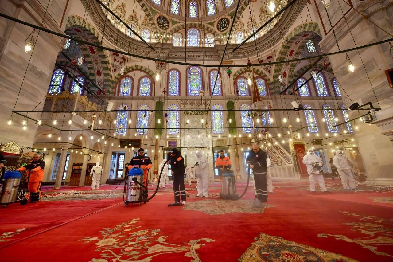 Fatih’teki camiler Ramazan öncesi gül suyuyla yıkandı
