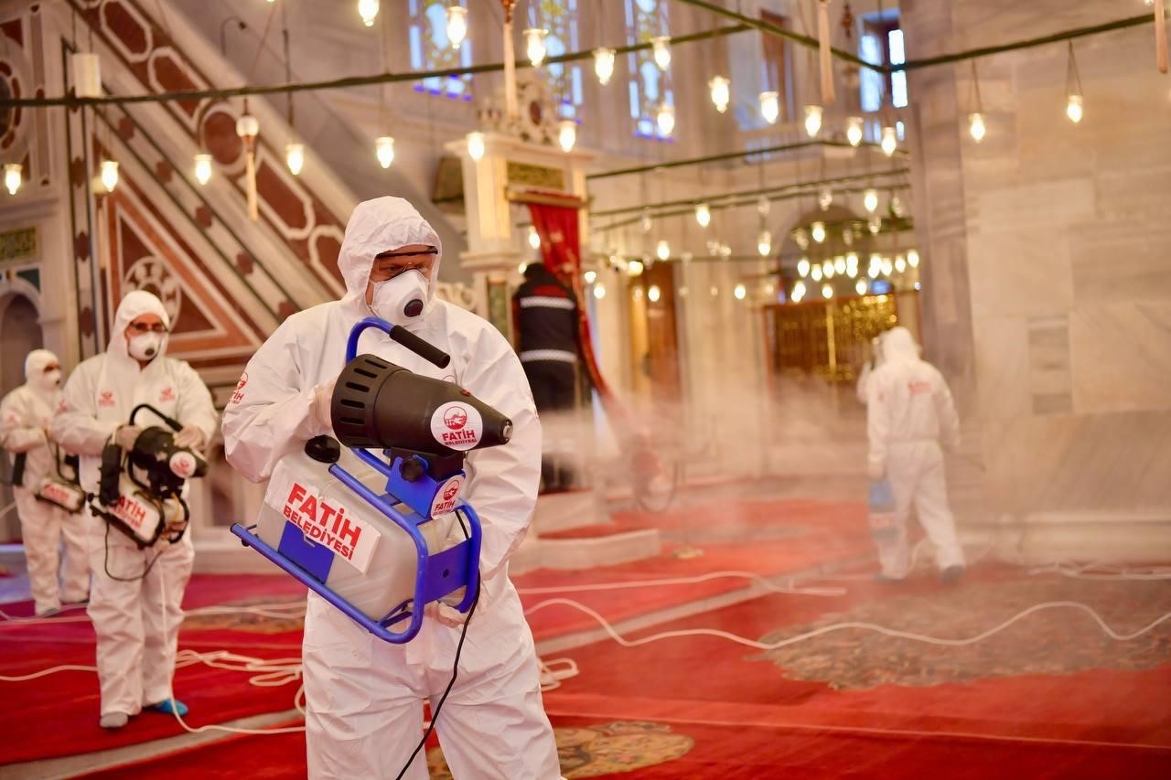Fatih’teki camiler Ramazan öncesi gül suyuyla yıkandı
