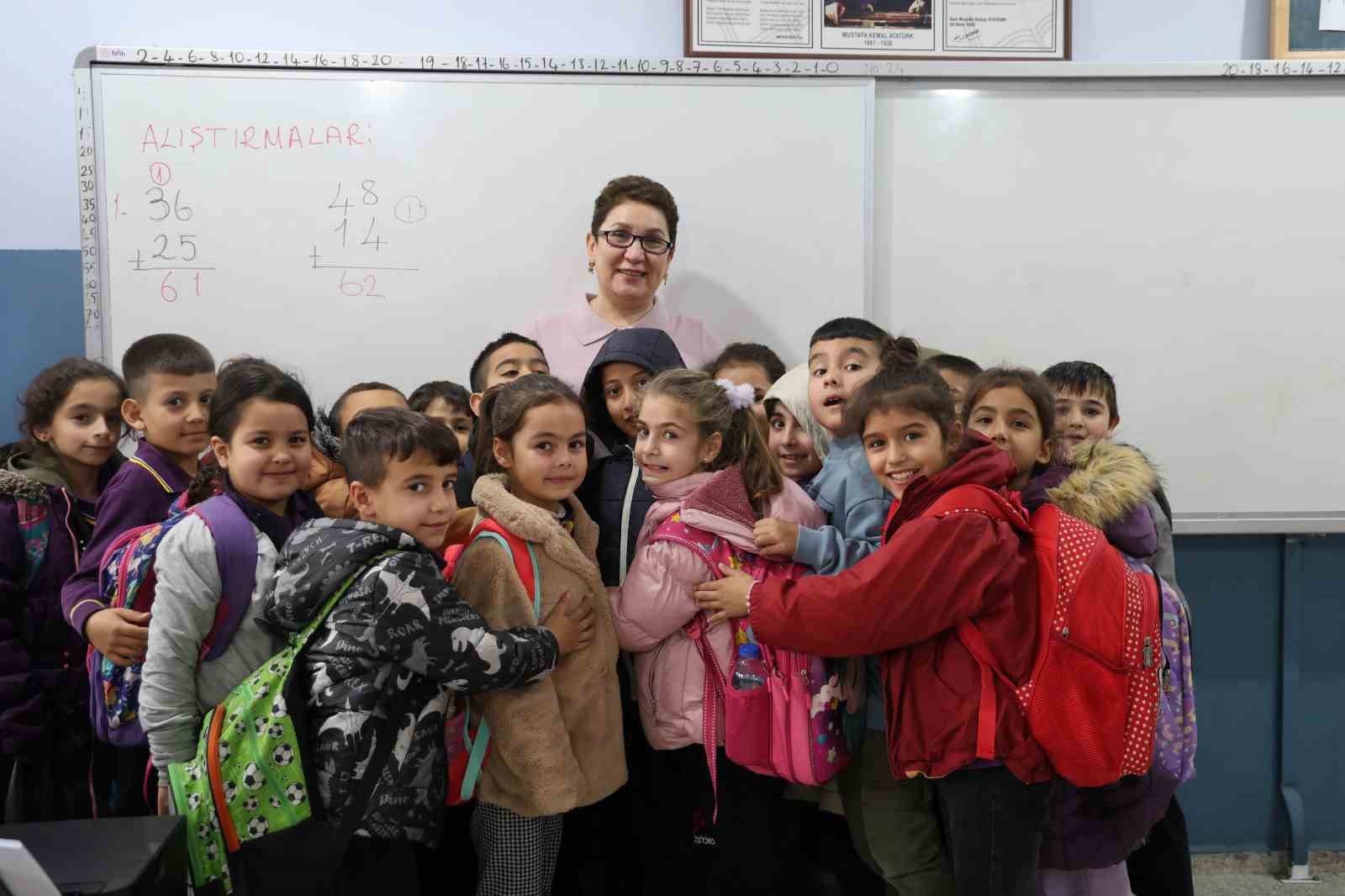 Fatma öğretmen kanseri yendi, öğrencilerine kavuştu
