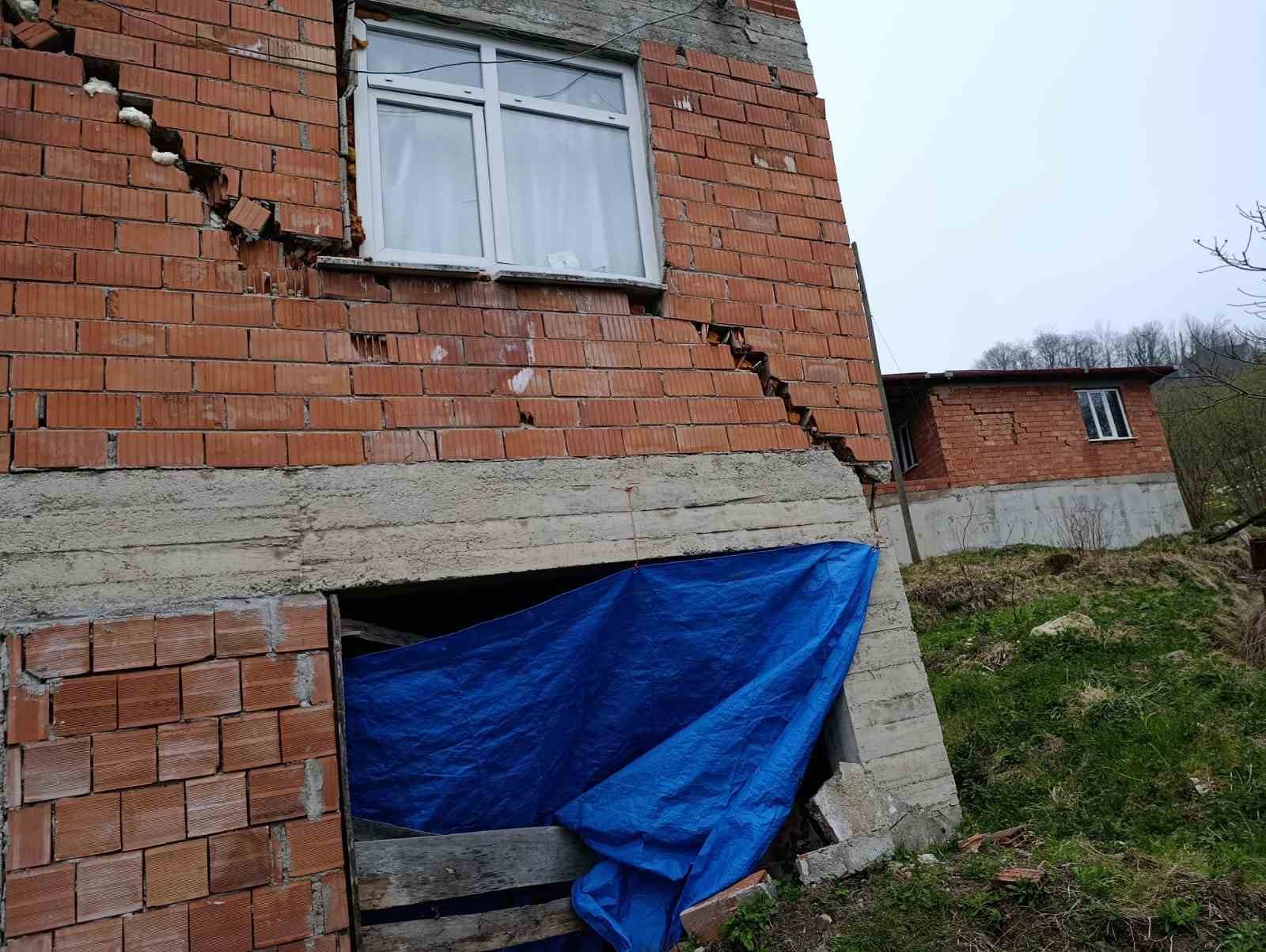 Fatsa’da heyelan: 2 ev kullanılamaz hale geldi
