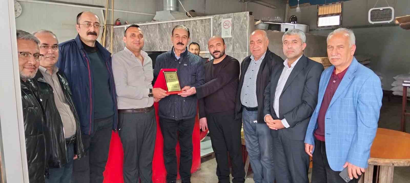 Fazla yardımı kabul etmeyen esnafa örnek davranış plaketi
