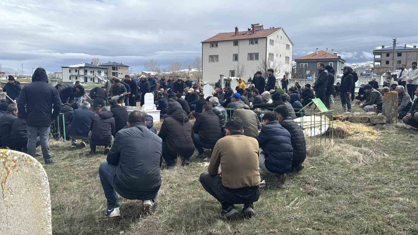 Feci şekilde can veren 5 yaşındaki çocuk defnedildi, acılı baba sinir krizi geçirdi
