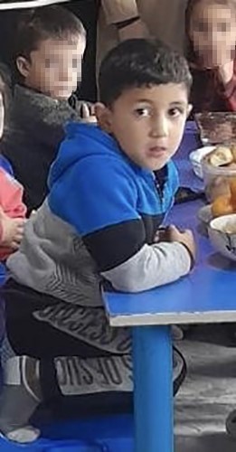 Feci şekilde can veren 5 yaşındaki çocuk defnedildi, acılı baba sinir krizi geçirdi
