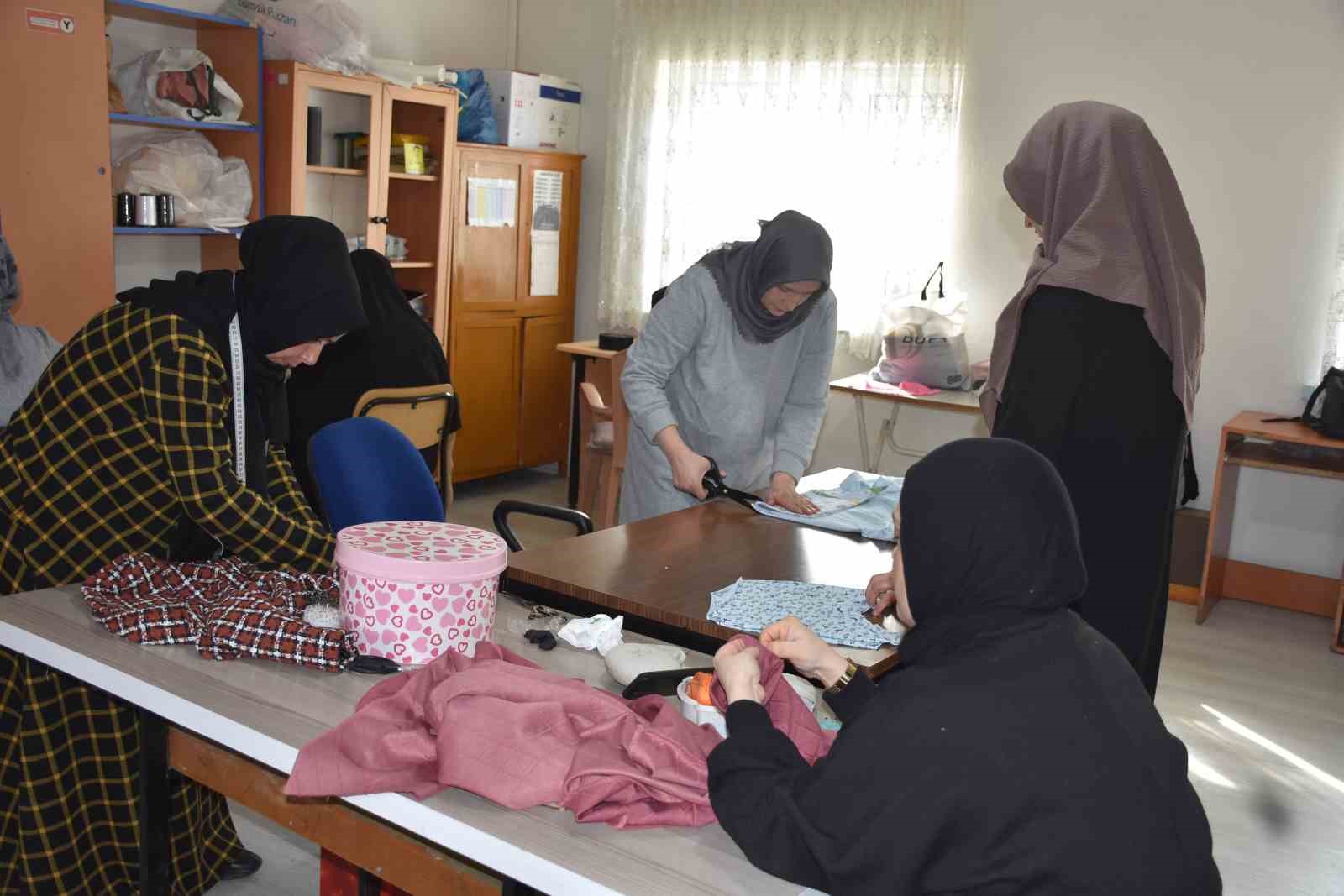 Fedakar annelerin hayatlarına dokunan kurs: Hem öğreniyorlar hem sosyalleşiyorlar
