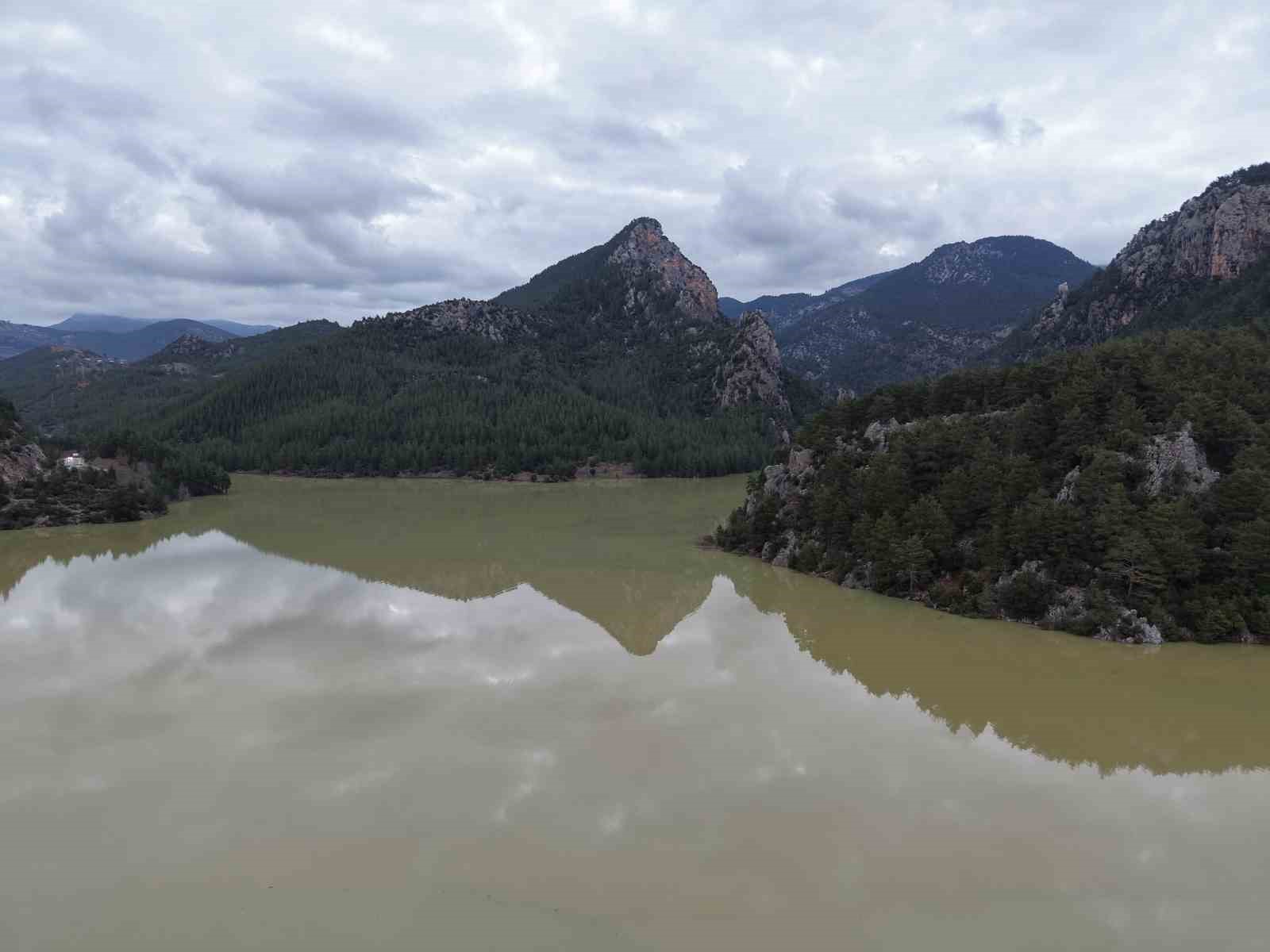 Feke Barajı’nda yükselen su seviyesi yüz güldürüyor
