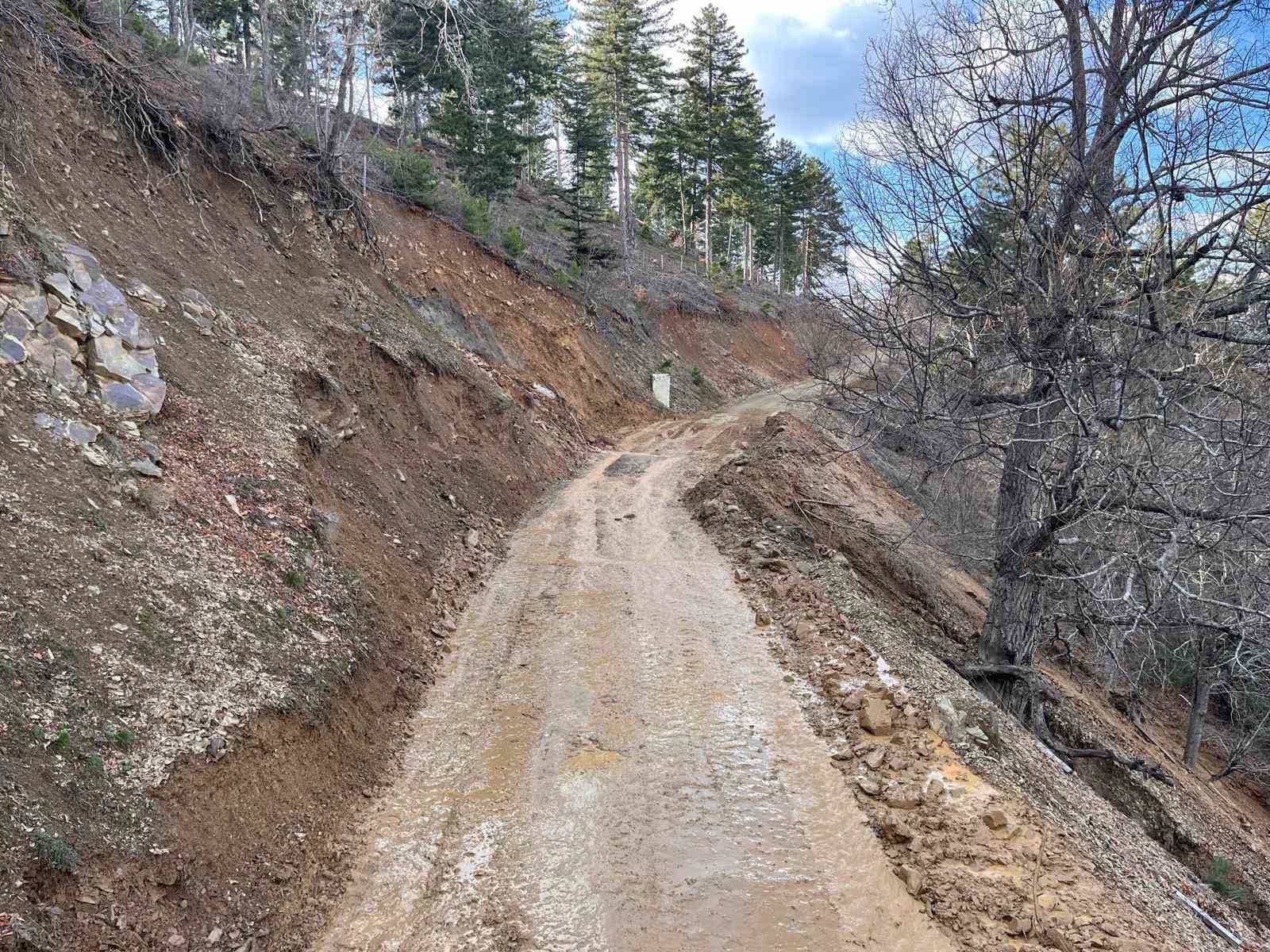Feke’de kar ve heyelanla mücadele sürüyor
