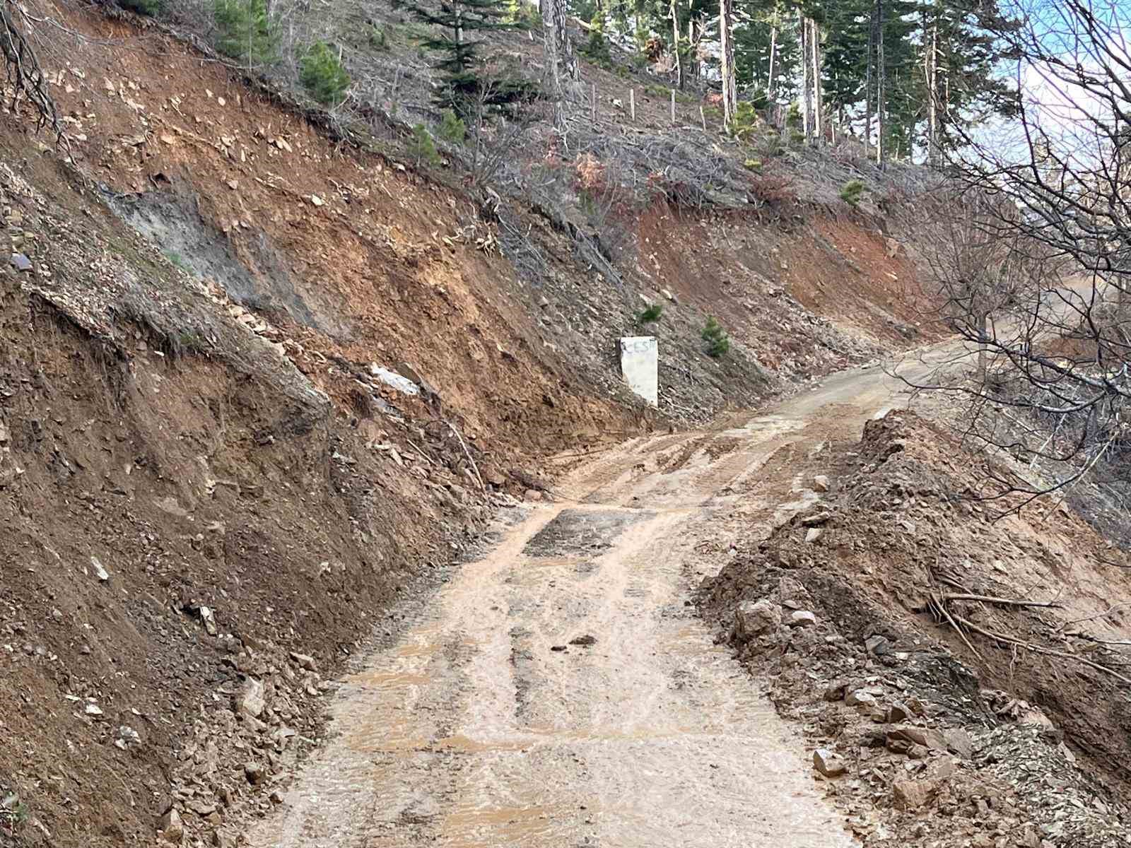 Feke’de kar ve heyelanla mücadele sürüyor
