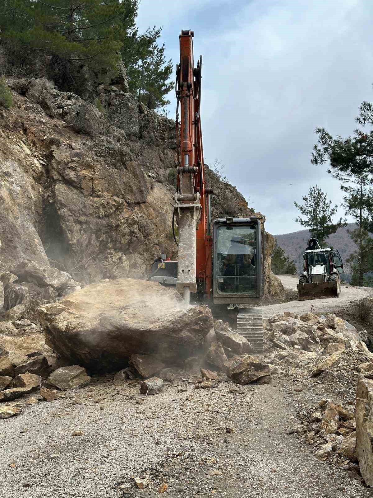 Feke’de kar ve heyelanla mücadele sürüyor
