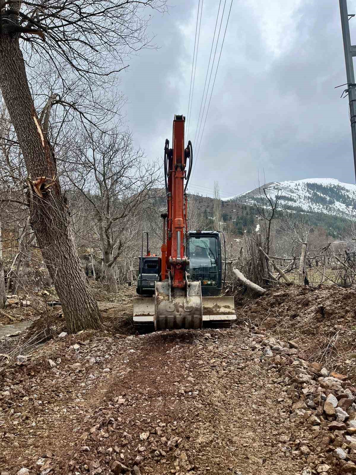 Feke’de kar ve heyelanla mücadele sürüyor
