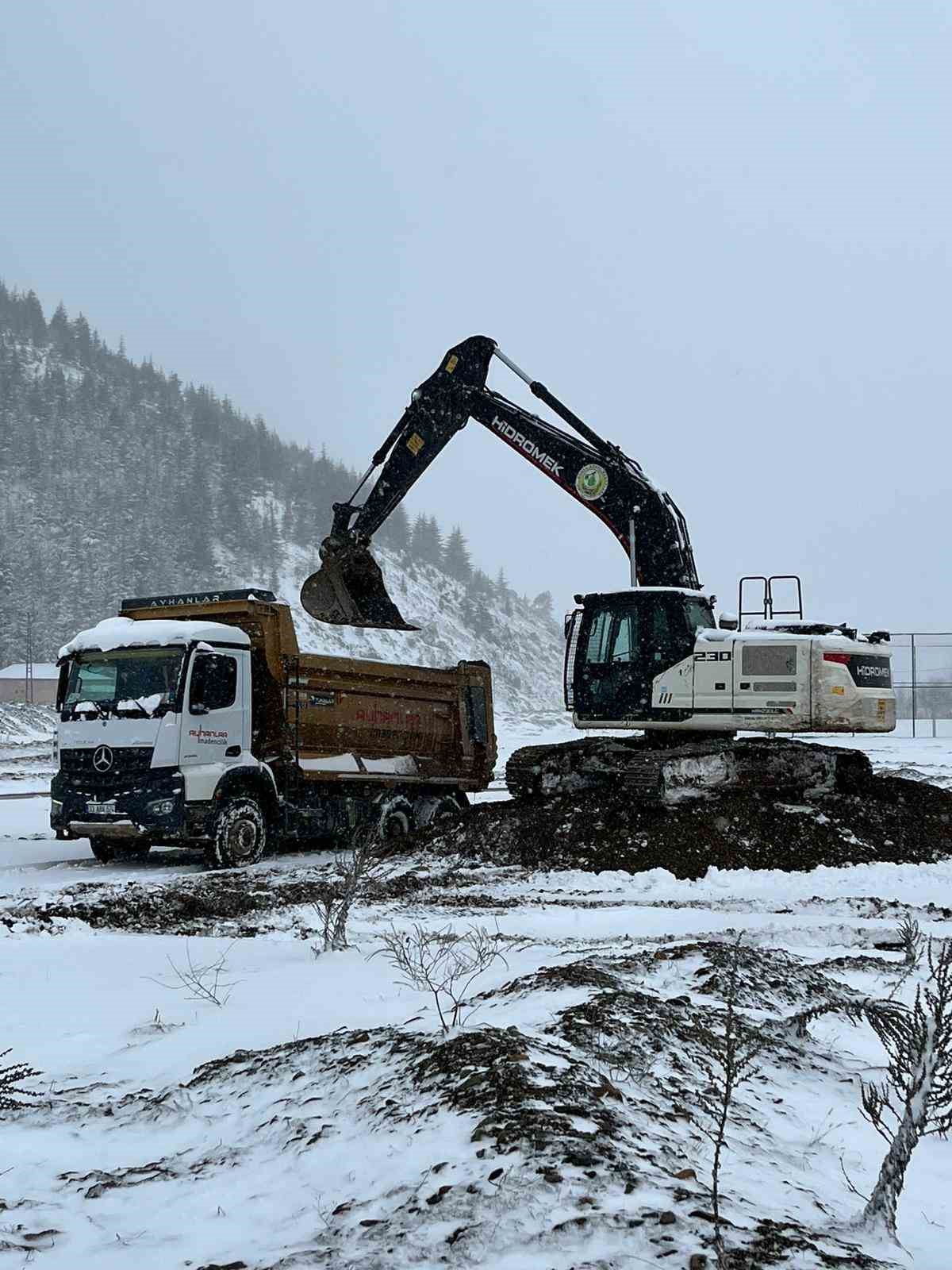 Feke’de kar ve heyelanla mücadele sürüyor
