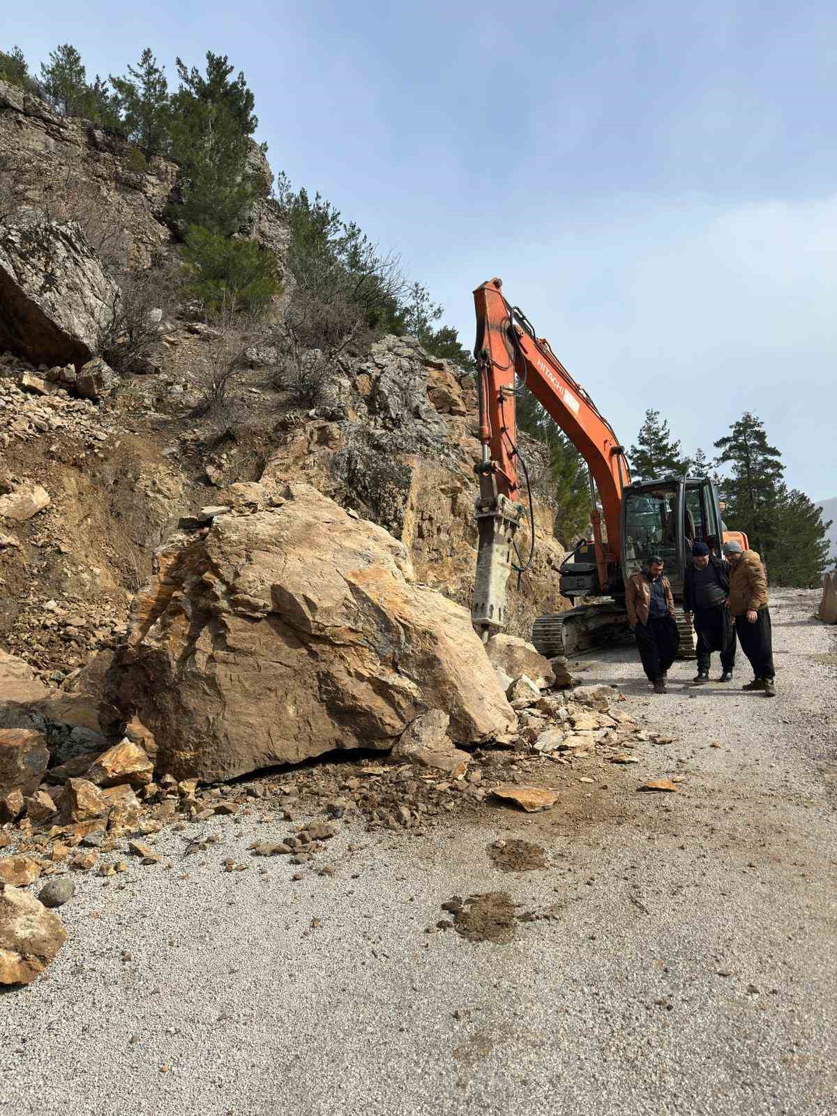 Feke’de kar ve heyelanla mücadele sürüyor
