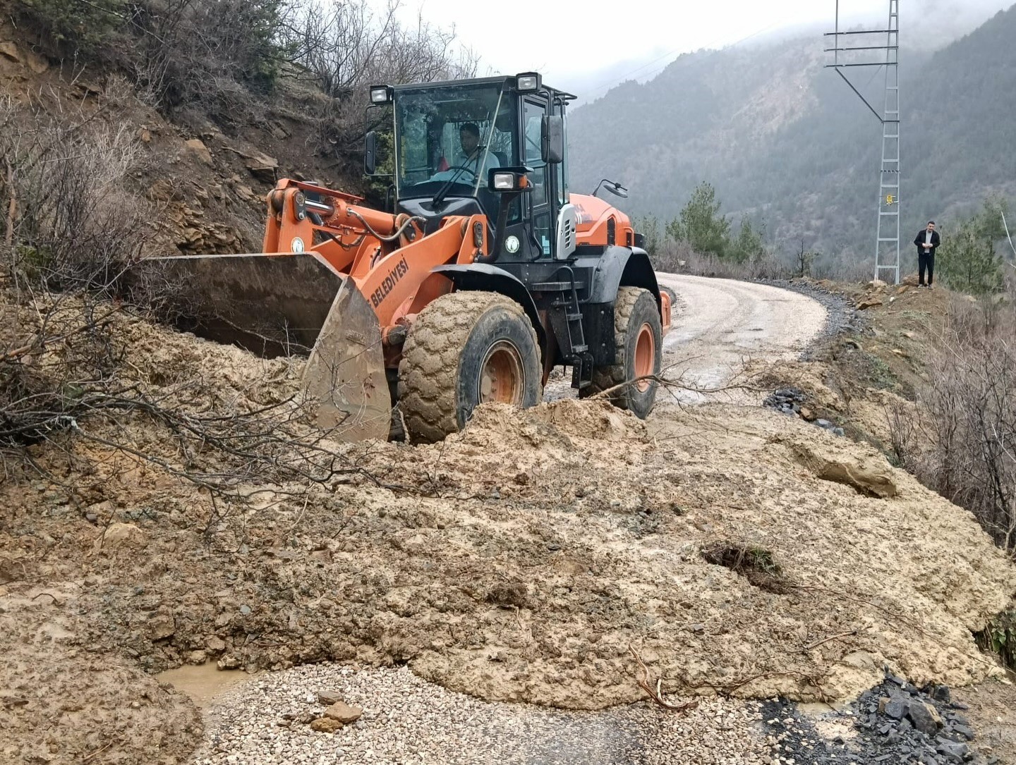 Feke’de sel ve heyelan sonrası kapanan yollar ulaşıma açılıyor
