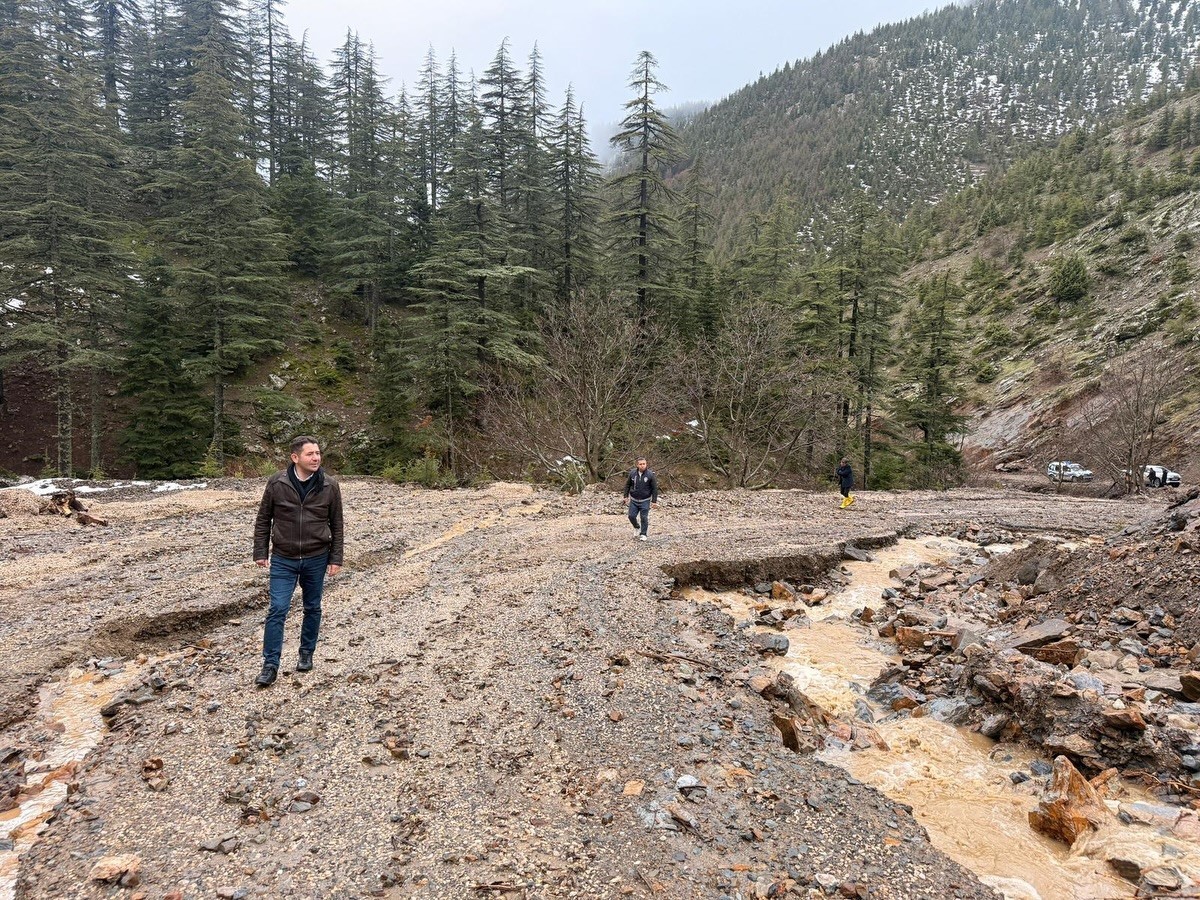 Feke’de sel ve heyelan sonrası kapanan yollar ulaşıma açılıyor
