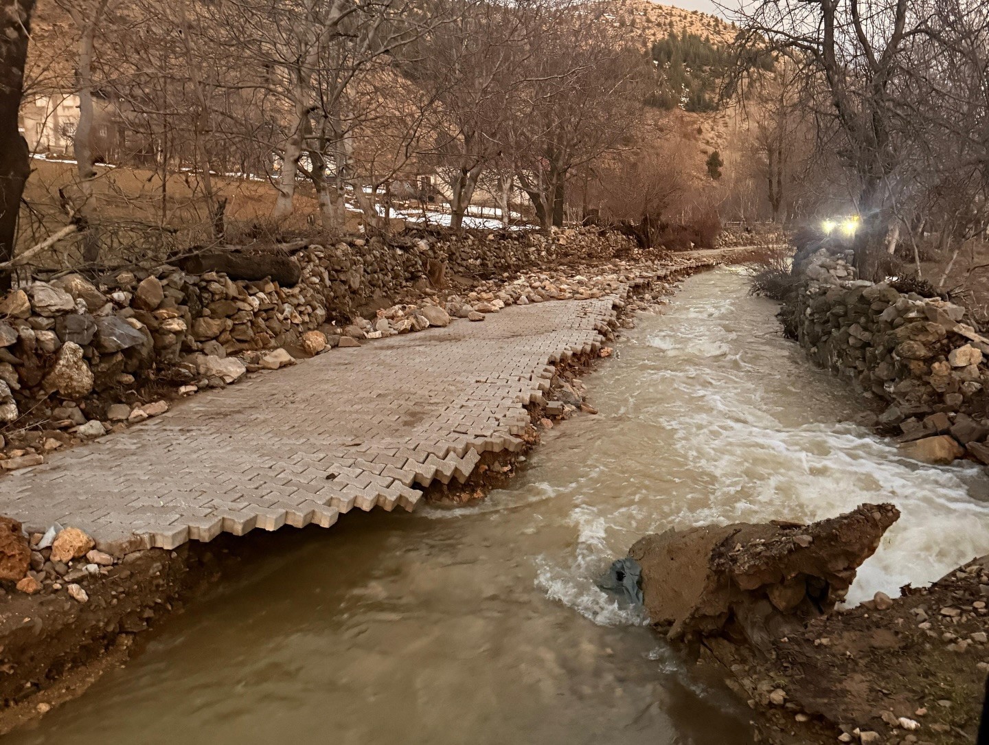 Feke’de sel ve heyelan sonrası kapanan yollar ulaşıma açılıyor
