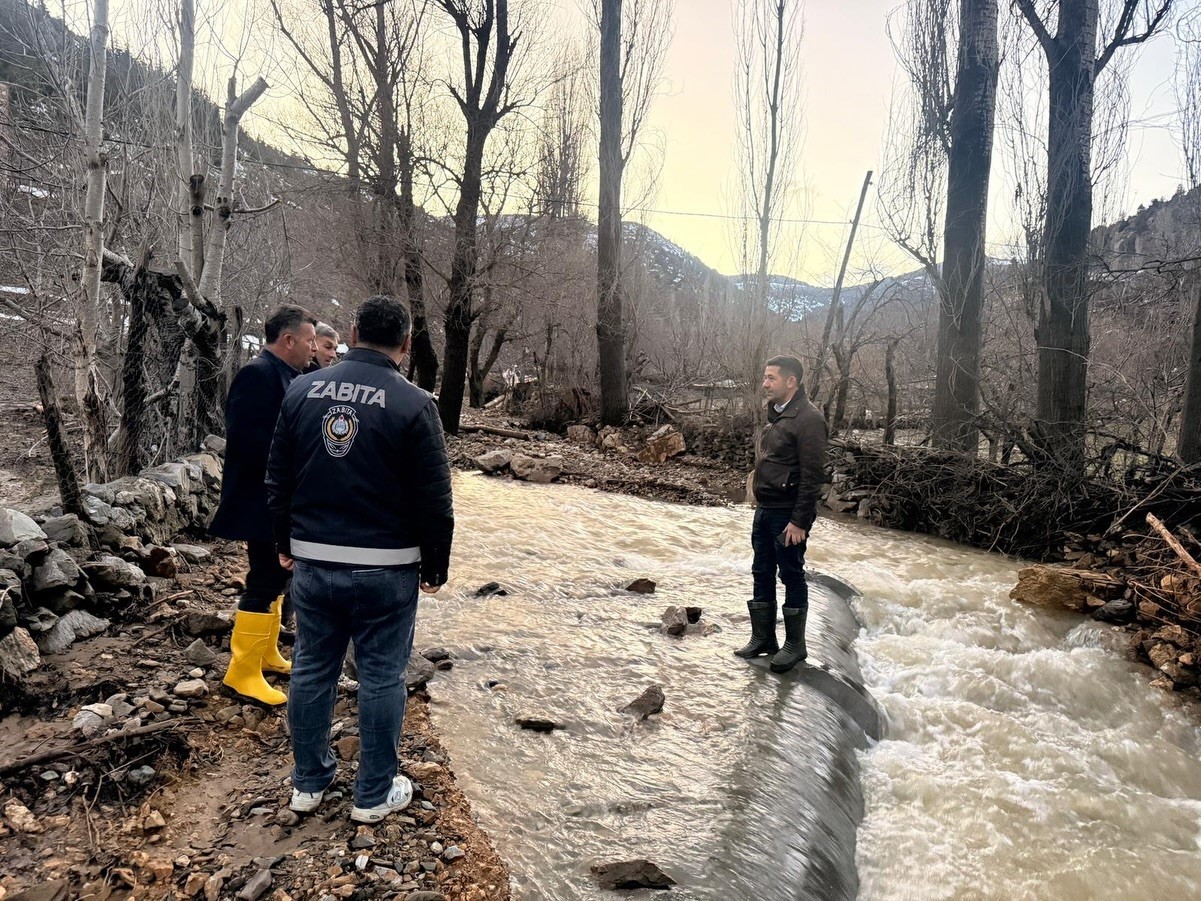 Feke’de sel ve heyelan sonrası kapanan yollar ulaşıma açılıyor
