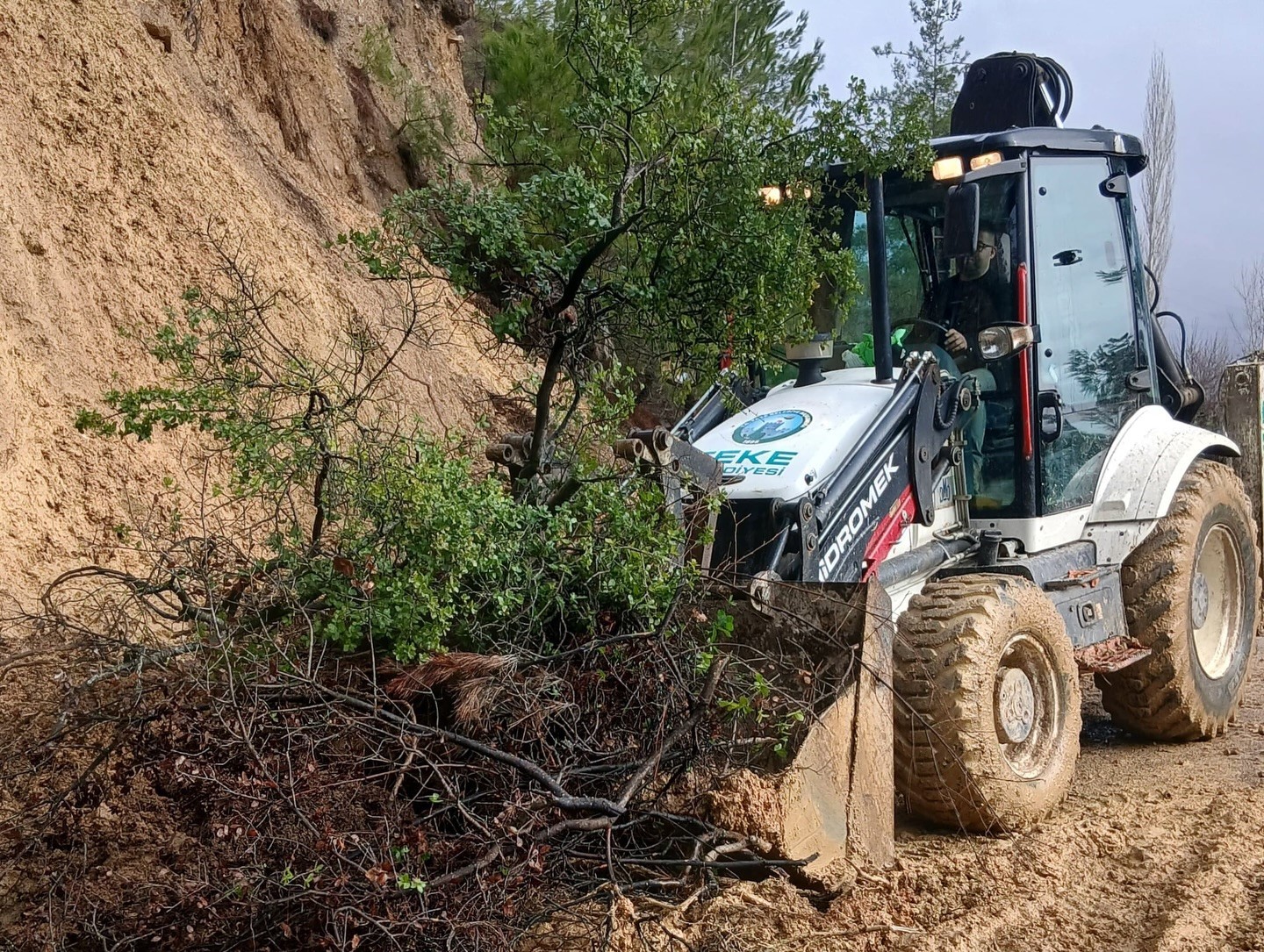 Feke’de sel ve heyelan sonrası kapanan yollar ulaşıma açılıyor
