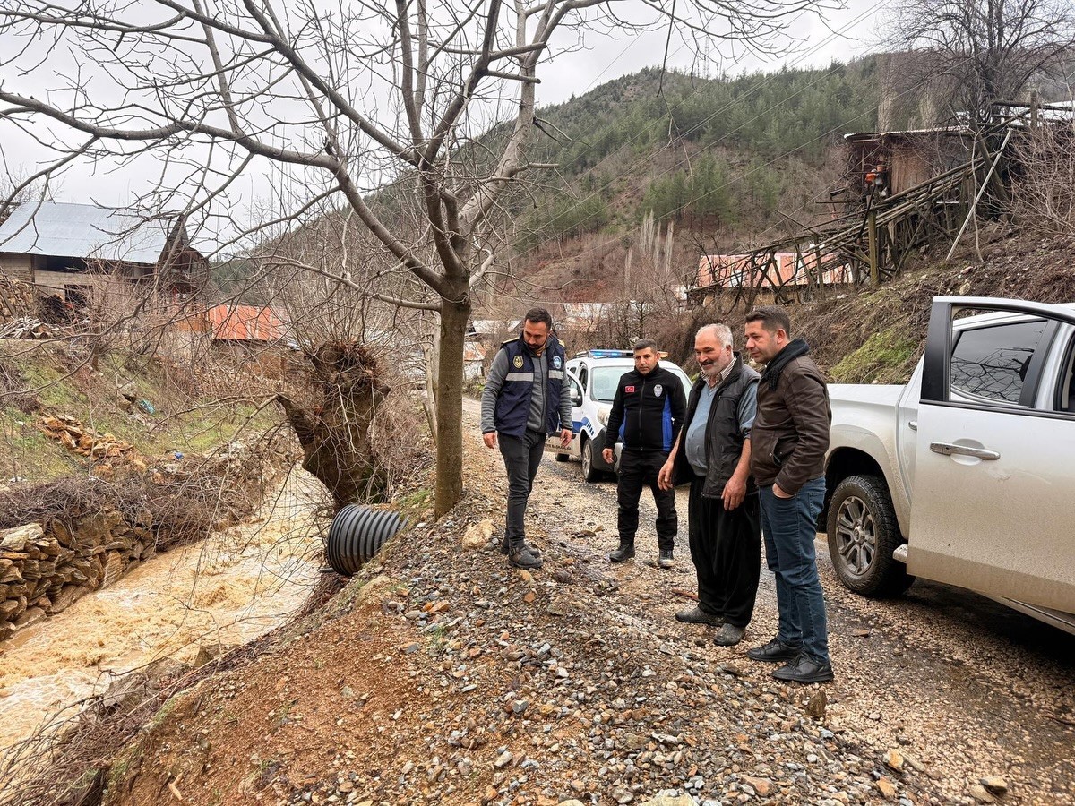 Feke’de sel ve heyelan sonrası kapanan yollar ulaşıma açılıyor
