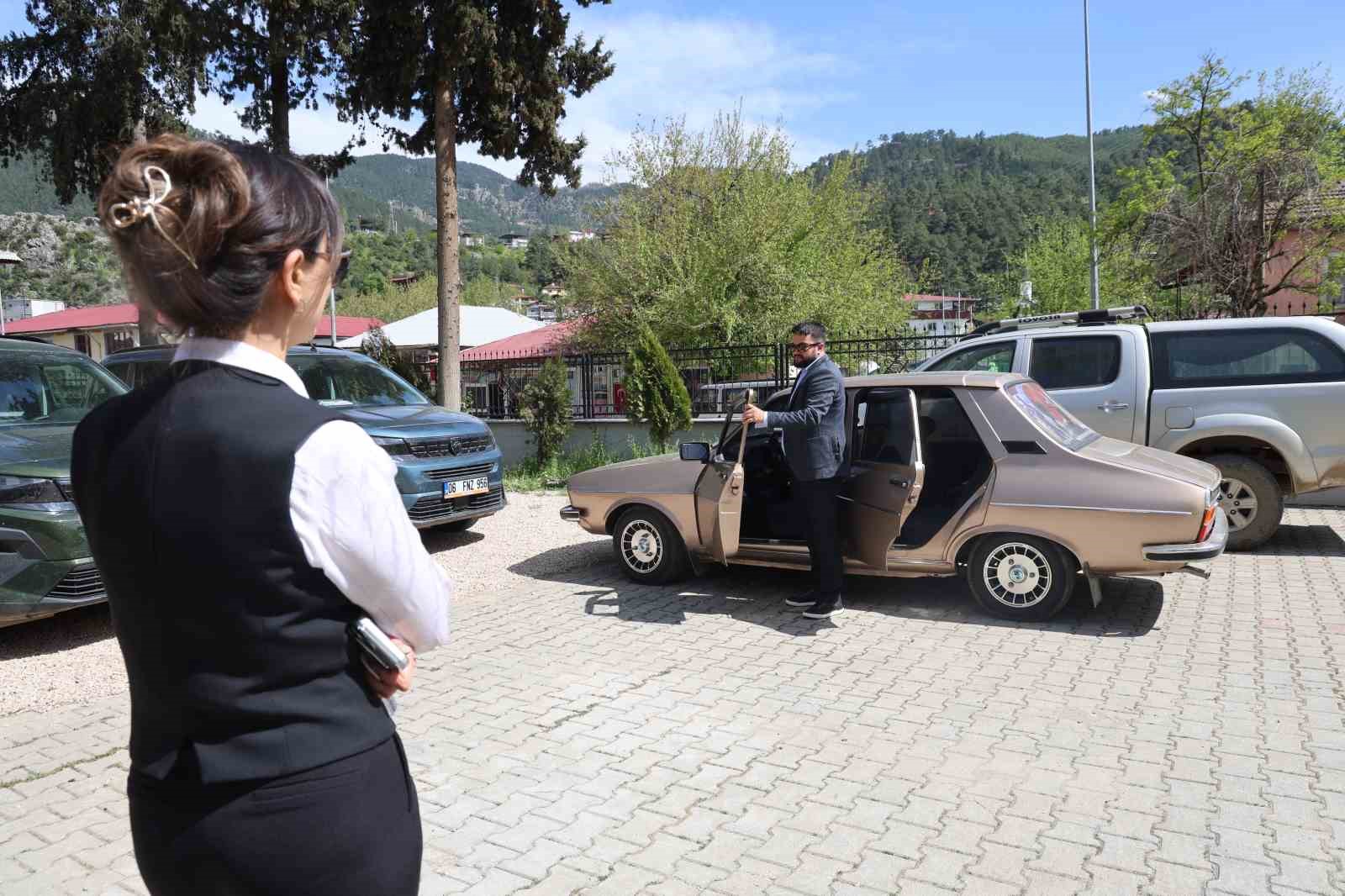 Fekeli gaziden Kaymakam Yılmaz’a, Ferdi Tayfur’un "Hatıran Yeter" şarkısıyla teşekkür
