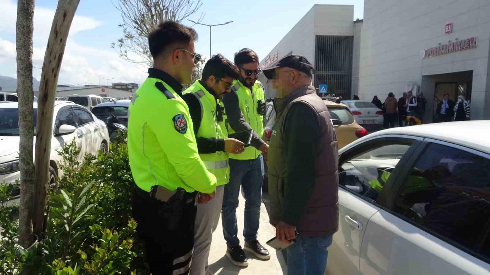 Felçli annesini hatalı parklardan dolayı tekerlekli sandalyeyle taşımakta güçlük çeken vatandaş: "Çektiğimiz eziyeti bir görseler, inanıyorum ki oturup ağlarlar"
